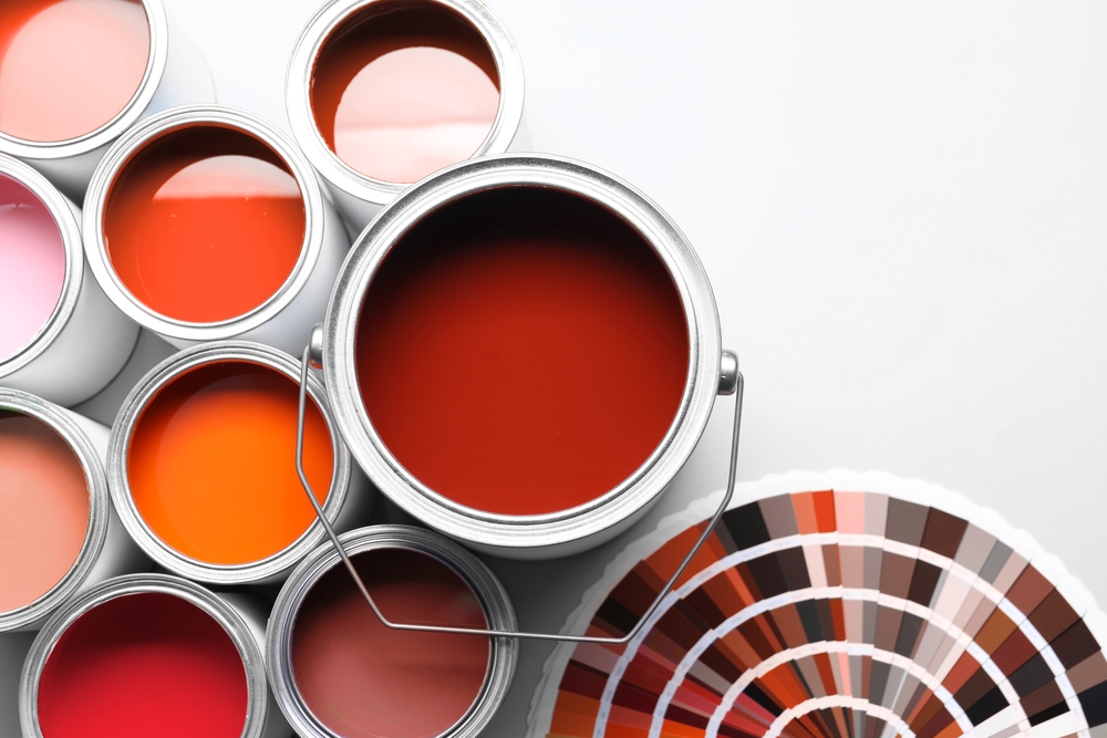 latas de pintura abierta tonos tierra rojizps