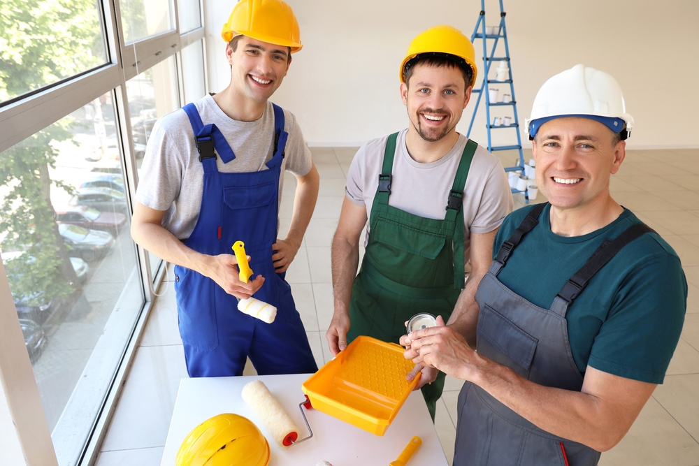 pintores sonriendo mientras mezclan sus pinturas